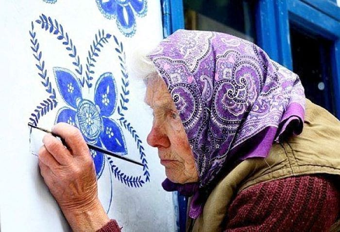 t مادربزرگ 90 ساله ای که نقاشی می کند